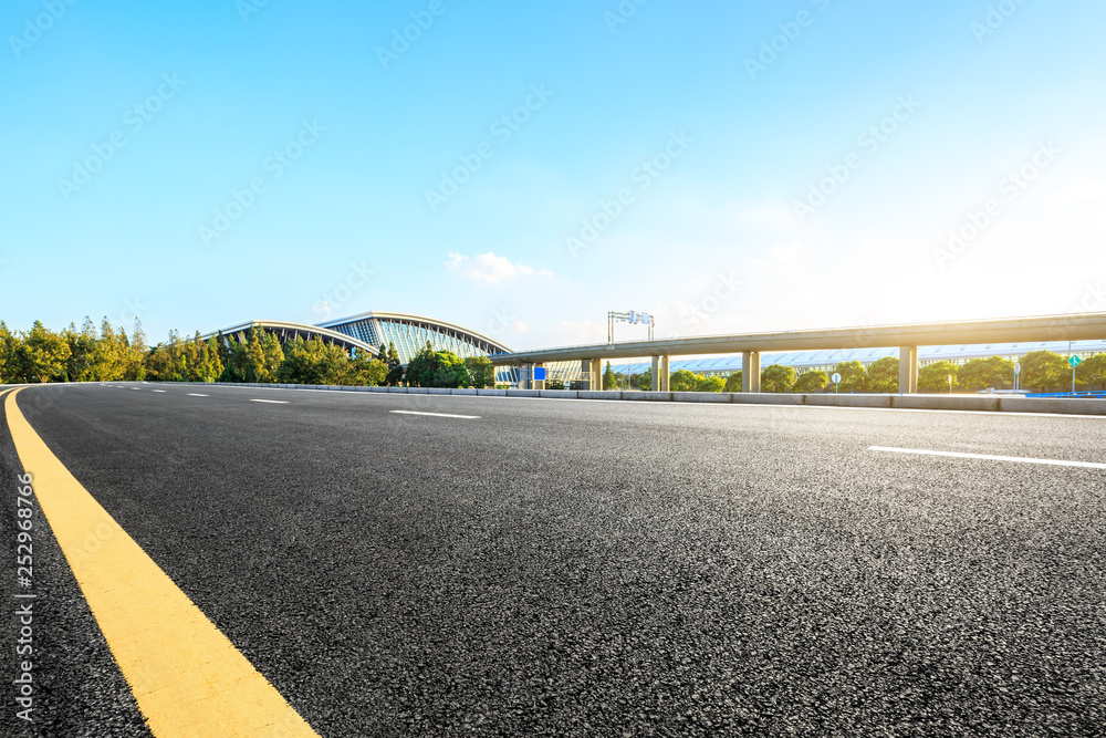 上海空荡荡的柏油路和火车站建筑