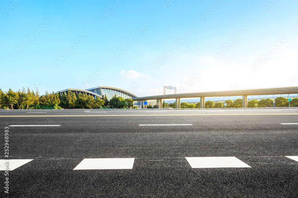 上海空荡荡的柏油路和火车站建筑