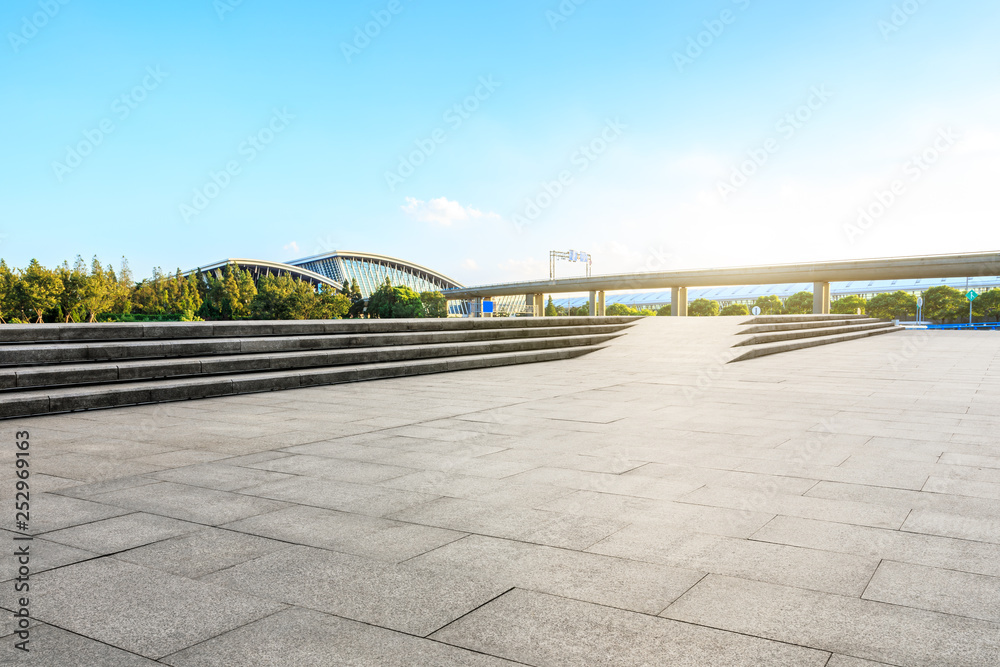 上海空荡荡的广场层和火车站建筑