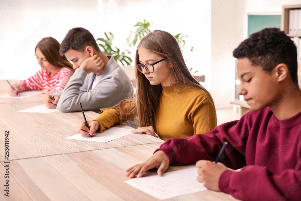 学生在课堂上通过学校考试