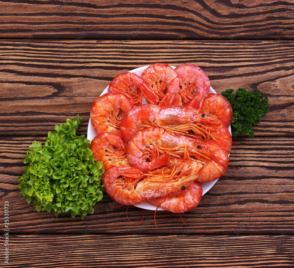 Cooked shrimps with lemon and spices.