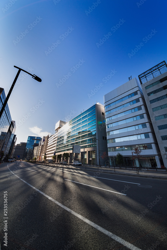 光が溢れる都会の道路