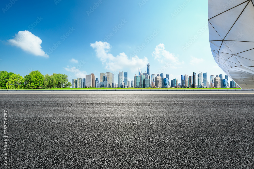 空旷的柏油路和上海建筑的全景城市天际线