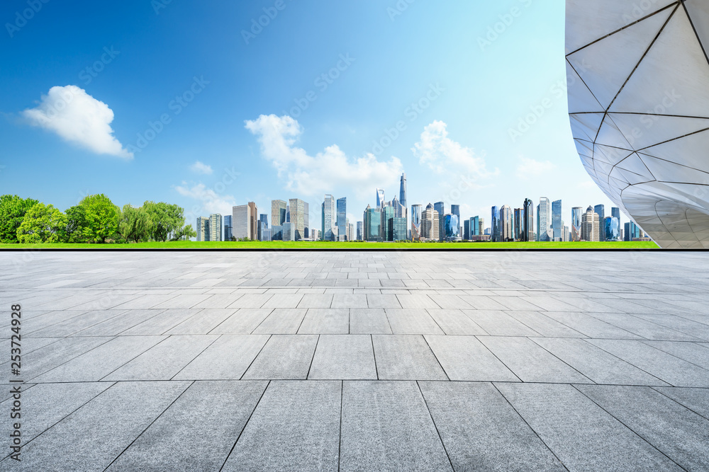 空旷的广场层和全景的城市天际线与上海的建筑