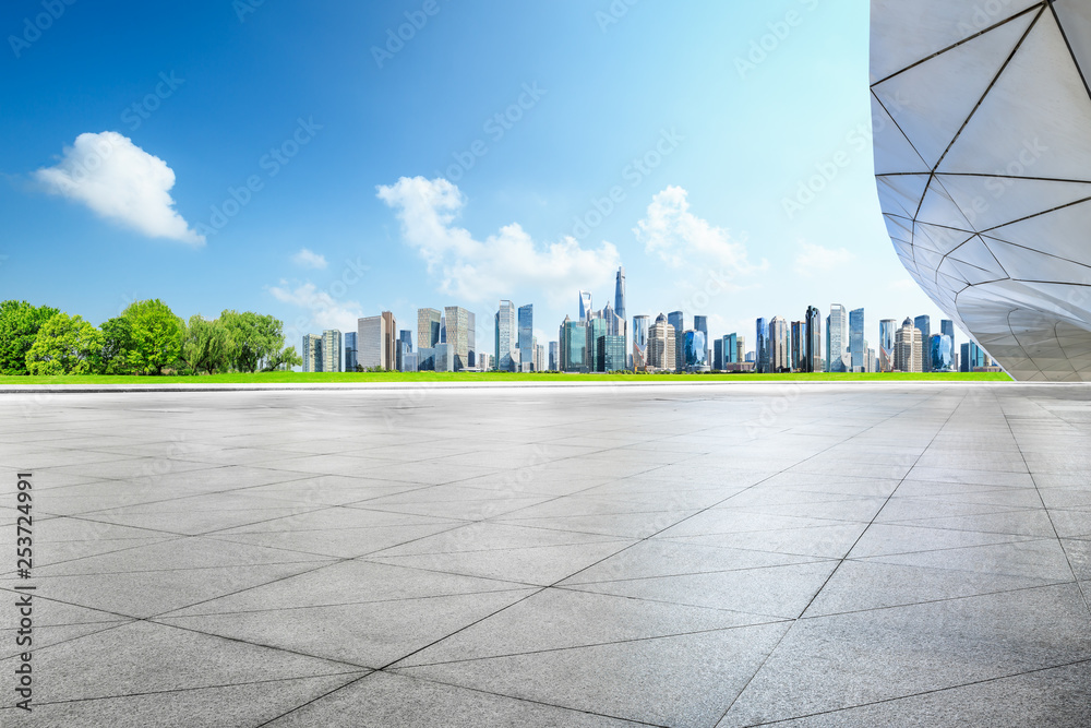 空旷的广场层和全景的城市天际线，上海的建筑