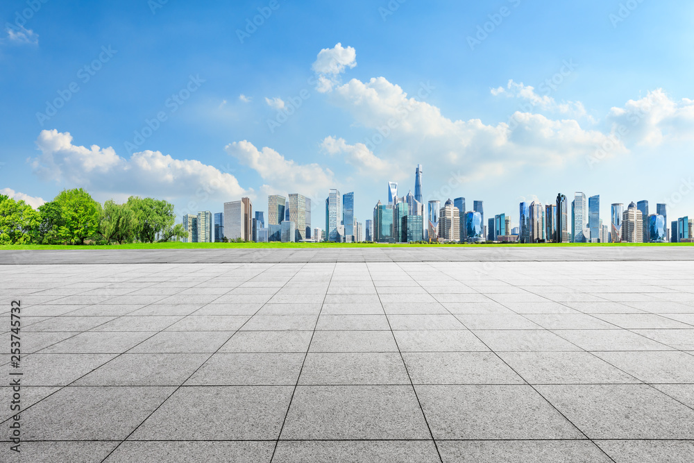 空旷的广场层和全景的城市天际线，上海的建筑