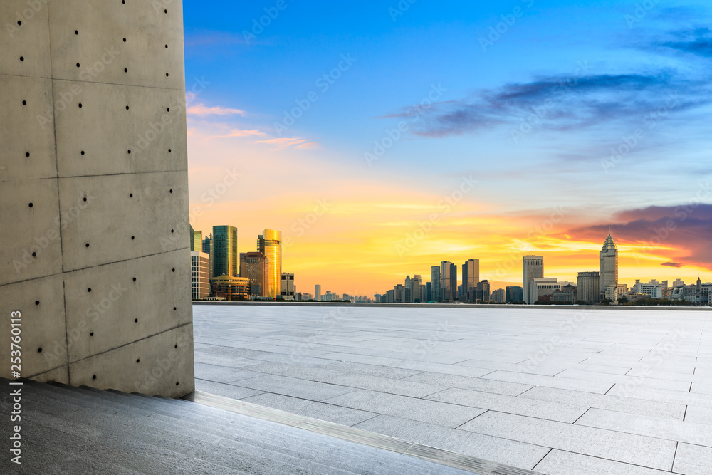 黄昏的上海，空旷的广场层和现代的城市建筑