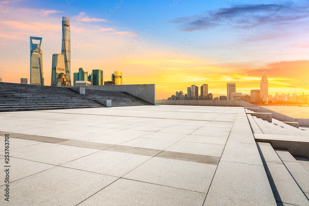 黄昏的上海，空旷的广场层和现代的城市建筑