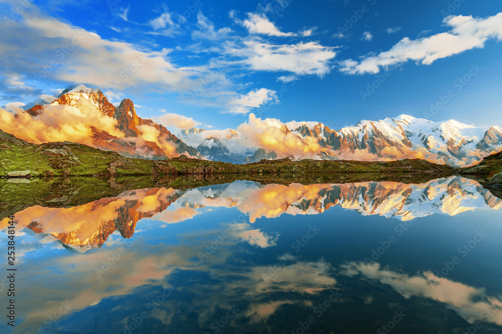 勃朗湖的夏季全景，背景是勃朗峰（比安科山），霞慕尼地区