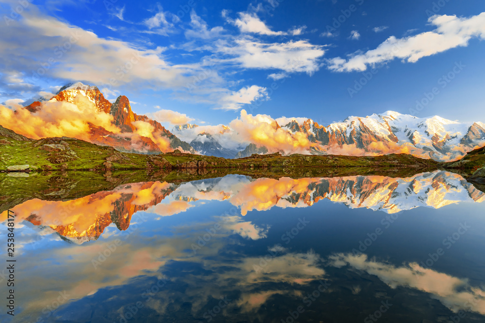 勃朗湖的夏季全景，背景是勃朗峰（比安科山），霞慕尼地区