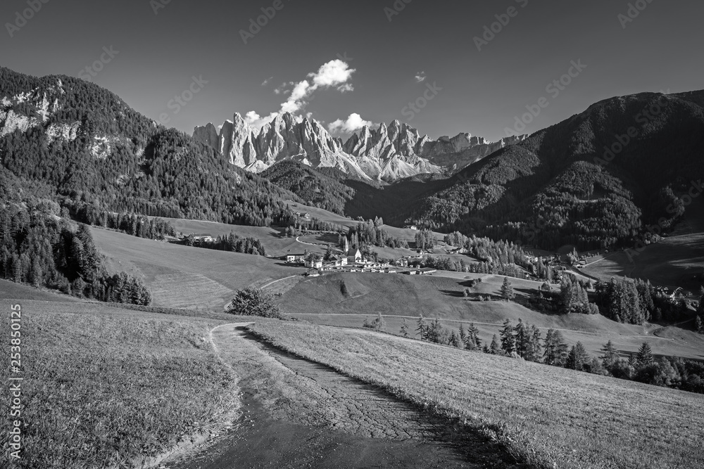 著名的高山地区Santa Maddalena村，背景是神奇的多洛米蒂山脉，瓦尔迪