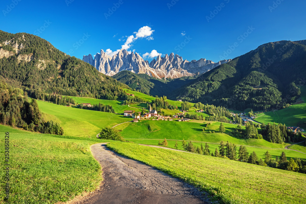 著名的高山地区Santa Maddalena村，背景是神奇的多洛米蒂山脉，瓦尔迪