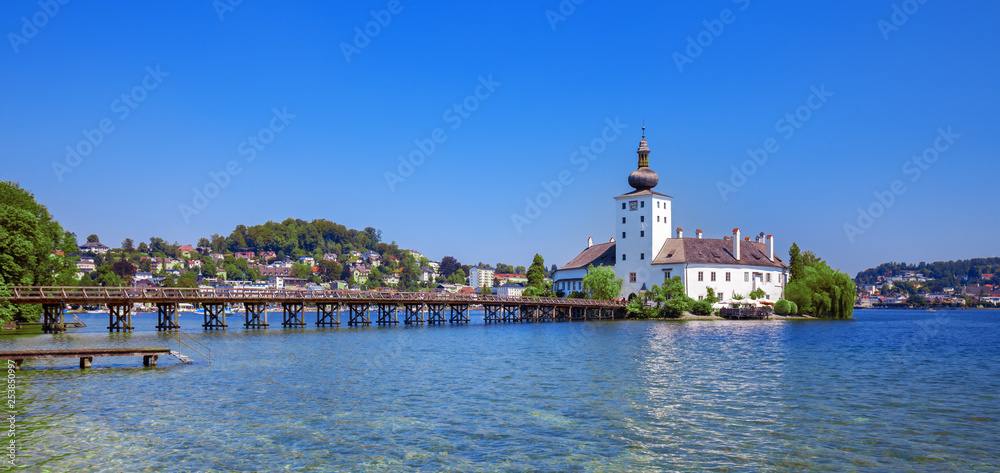 Gmunden Schloss Ort或Gmunden市Traunsee湖中的Schloss奥尔特的风景。奥尔特城堡