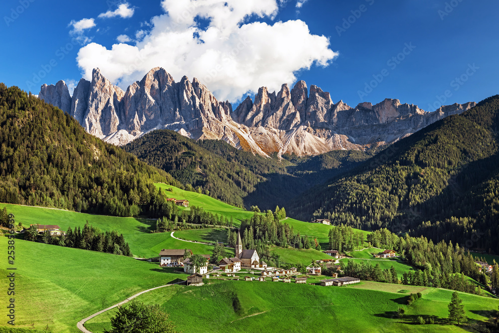 著名的高山地区Santa Maddalena村庄，背景是神奇的多洛米蒂山脉，瓦尔迪