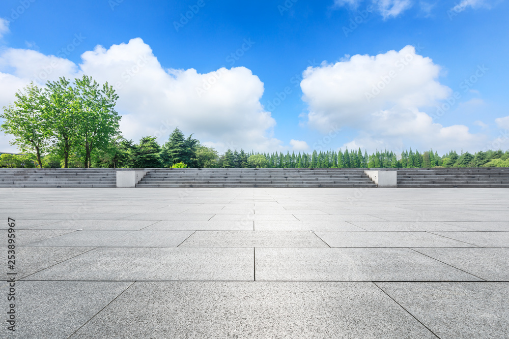 城市公园里空旷的广场层和绿色的森林