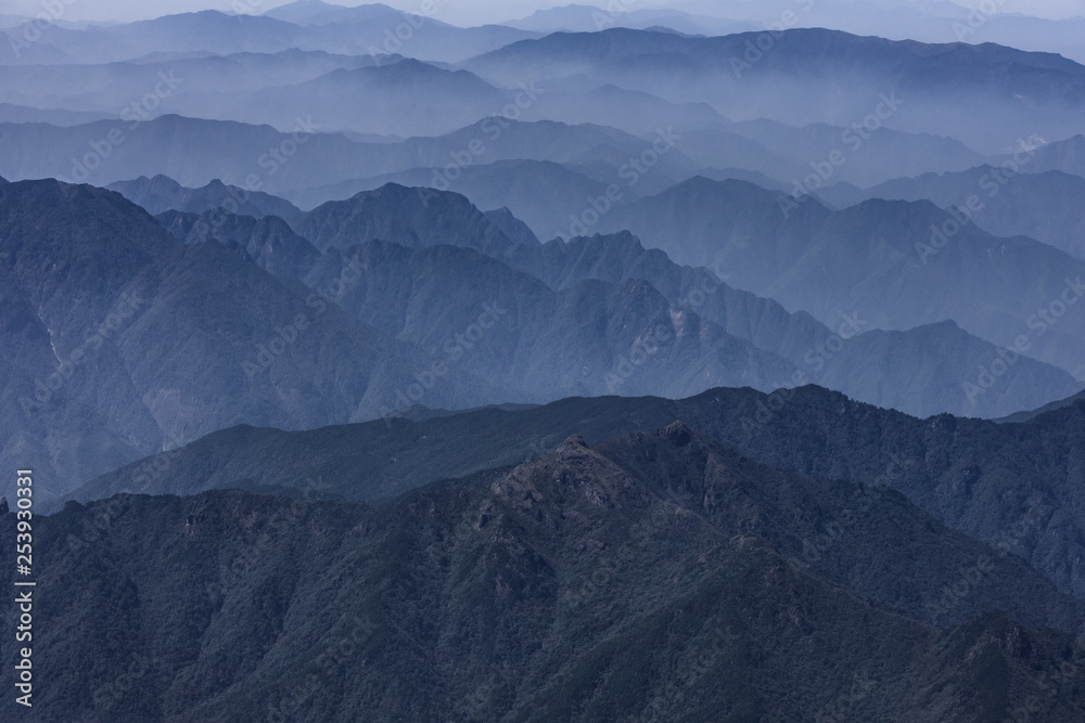 层层叠叠的山地景观