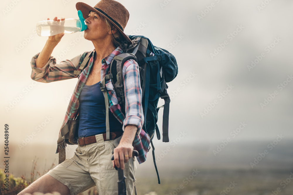 一位女性徒步旅行者喝水的肖像