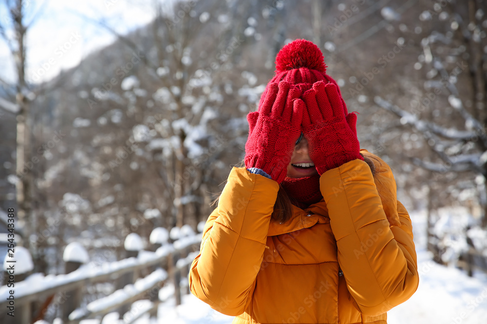 雪地度假村的快乐女人