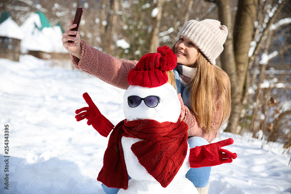 冬日快乐女人与雪人自拍