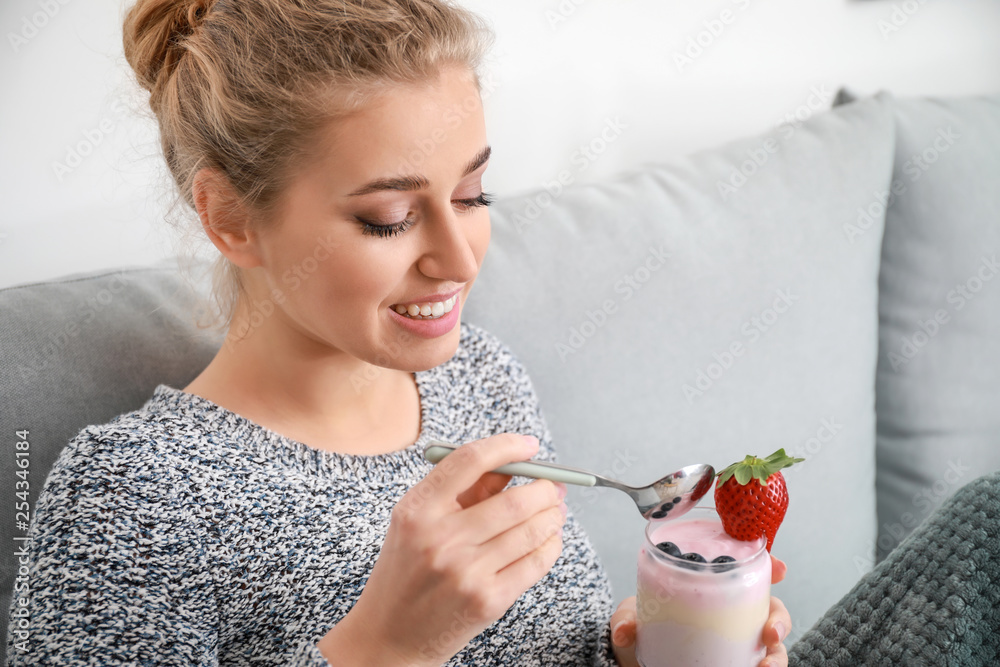 年轻女子在家吃美味酸奶