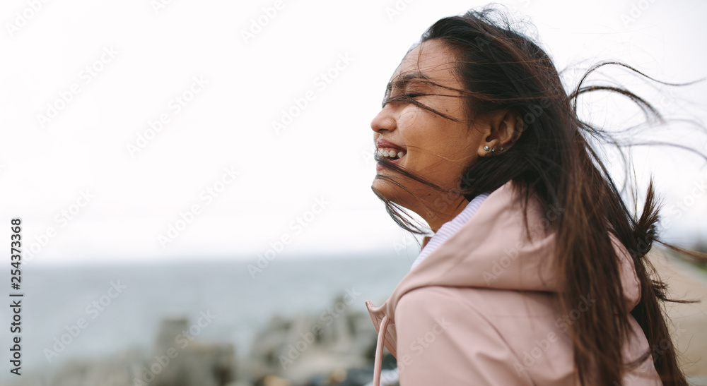 站在户外微笑的女人