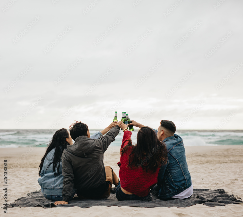 一群朋友在海滩上聚会