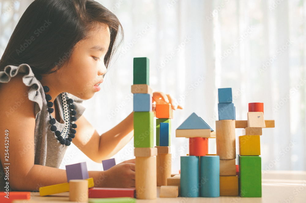 小女孩玩建筑玩具积木建塔