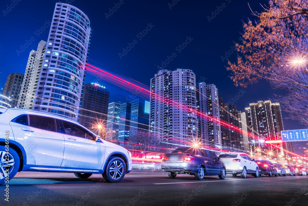 城市道路夜景和模糊车灯……