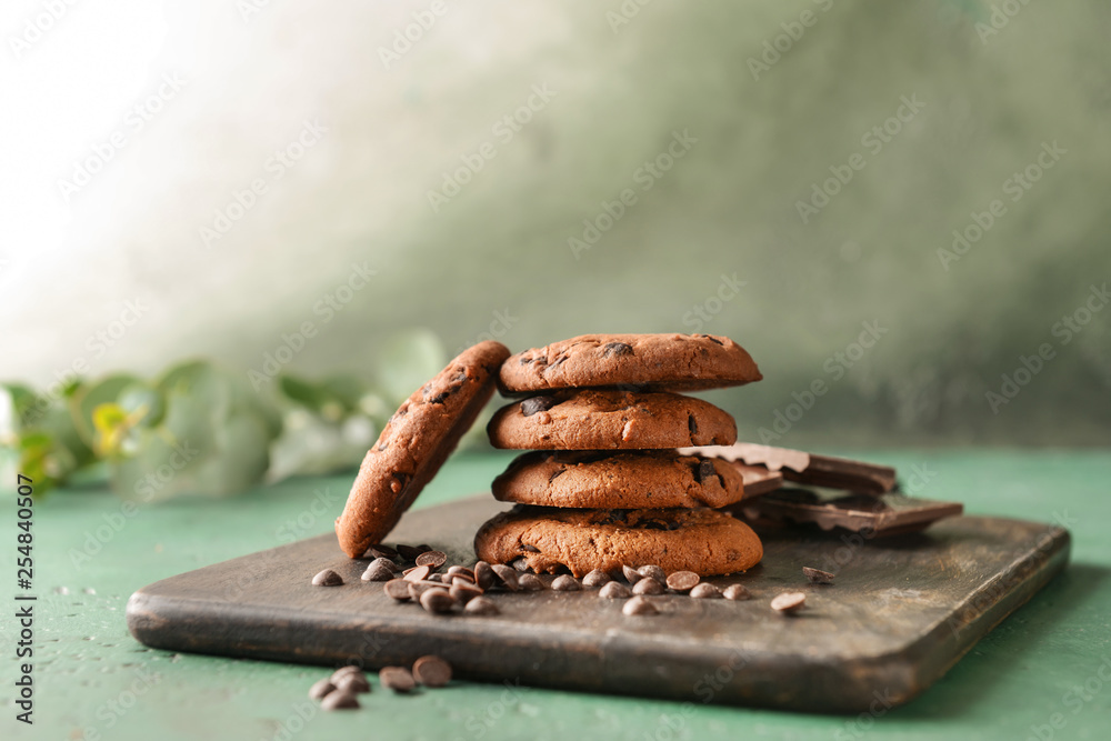 木板上的美味饼干和巧克力片