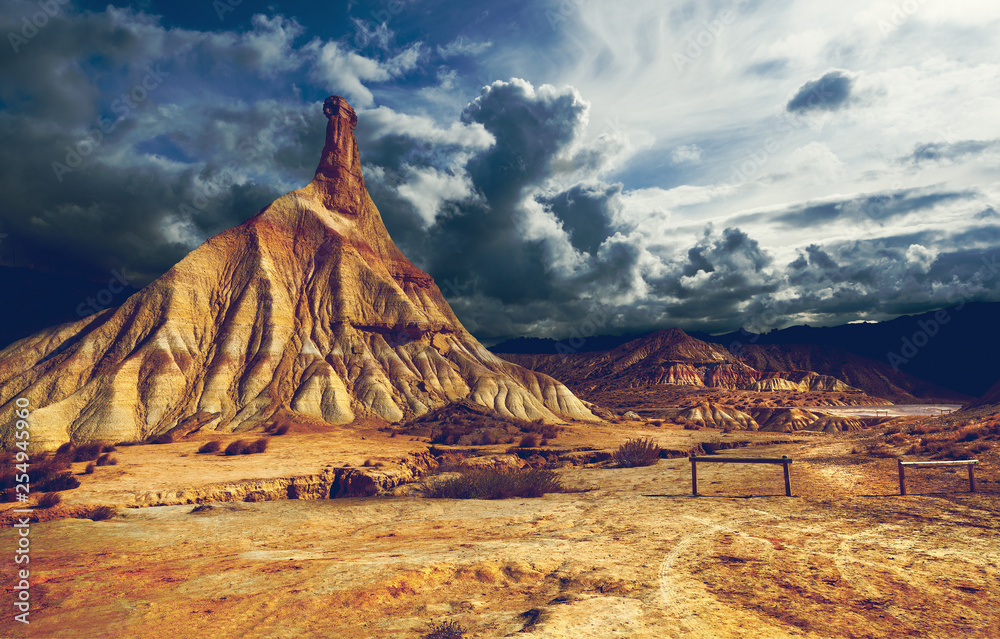 Paisaje pintoresco de desierto y cielo de tormenta.Suelo seco y árido