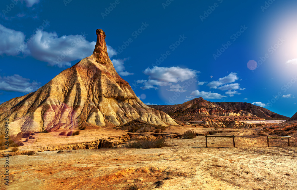 Paisaje pintoresco de desierto y cielo de tormenta.Suelo seco y árido