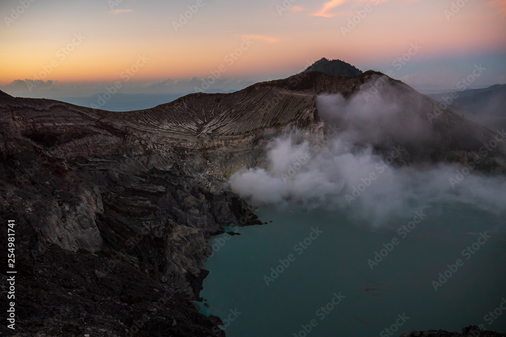 爪哇岛Kawah Ijen火山的硫磺火山口湖3