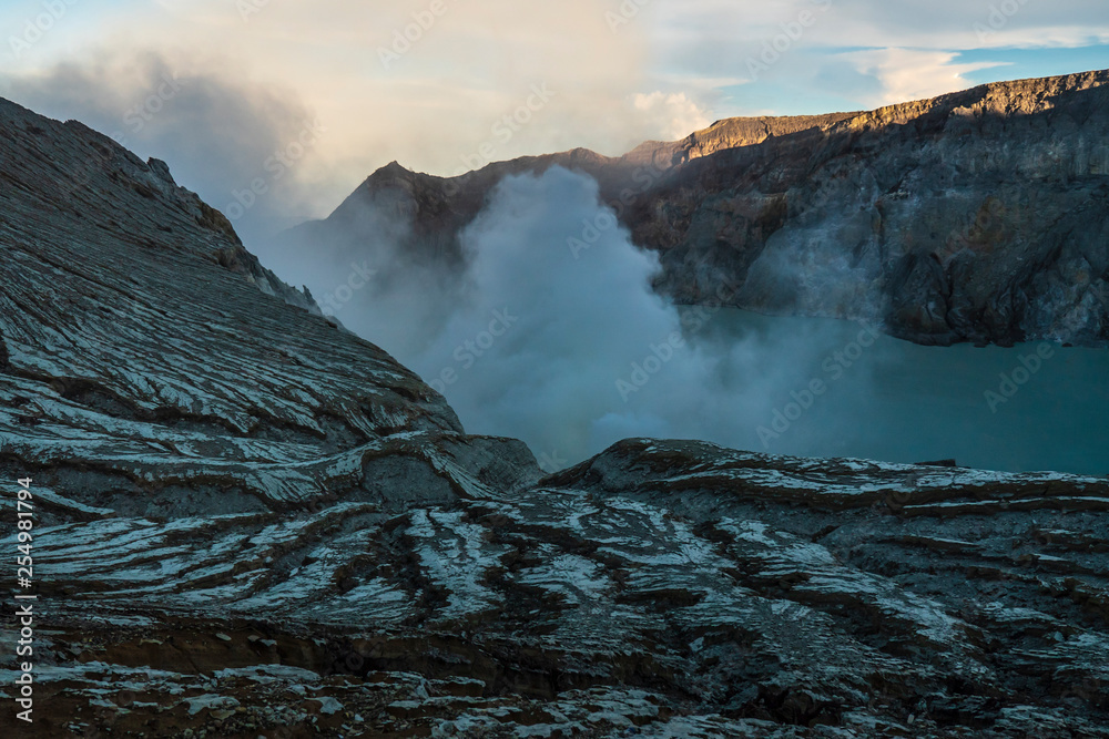 爪哇岛12号Kawah Ijen火山与硫磺火山口湖