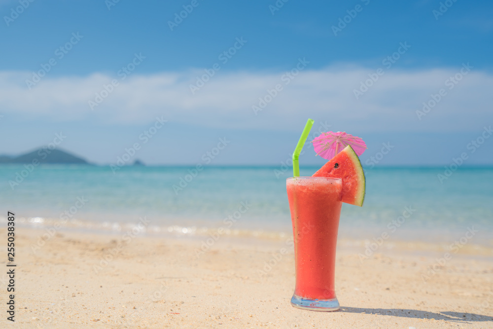 泰国普吉岛蓝色热带夏季海滩上的西瓜鸡尾酒。夏天，度假，旅行和