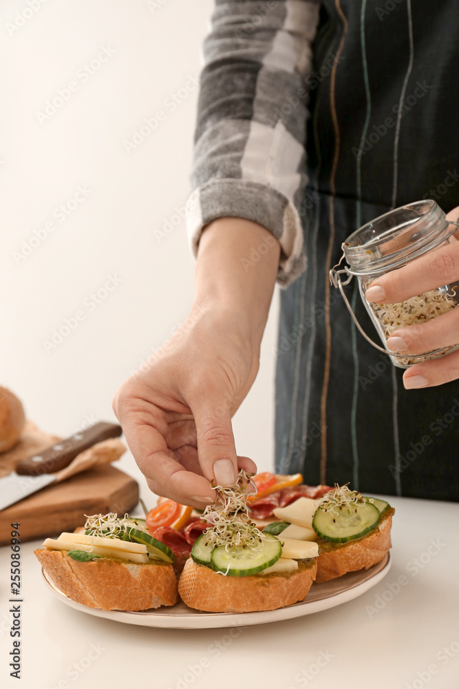 女人正在准备美味的肉排