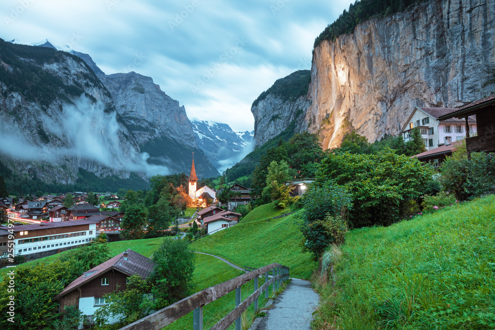 瑞士Lauterbrunnen，拥有著名教堂和Staubbach瀑布的令人惊叹的旅游高山村庄