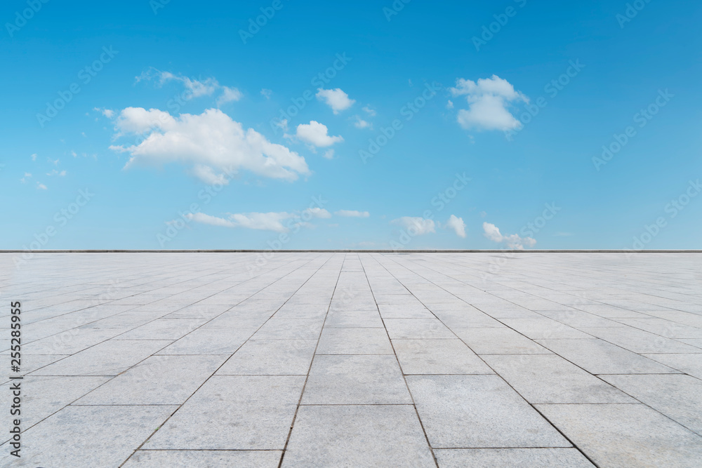 空旷的方形瓷砖和美丽的天空风景