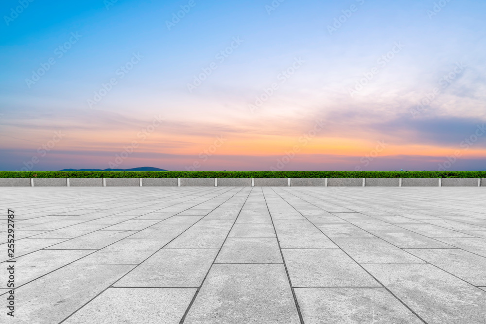 空旷的方形瓷砖和美丽的天空风景