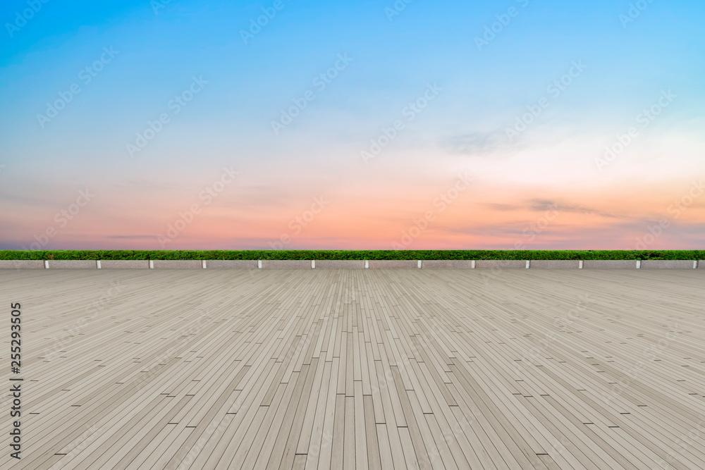 空旷的方形瓷砖和美丽的天空风景