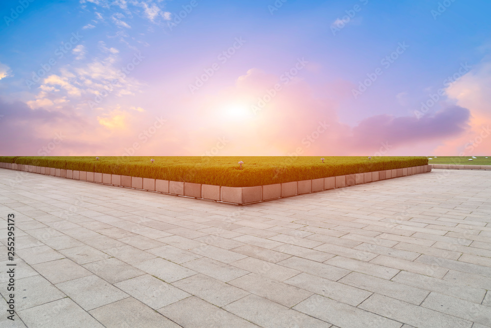 空旷的方形瓷砖和美丽的天空风景