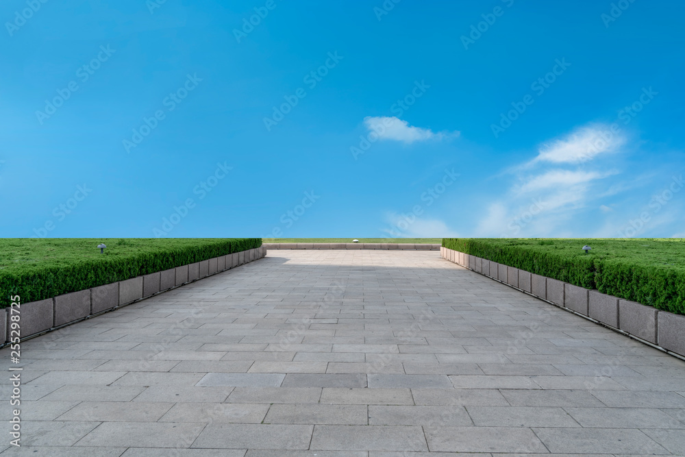 空旷的方块瓷砖和美丽的天空风景