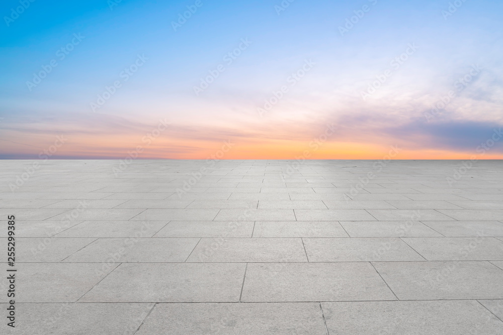 空旷的方形瓷砖和美丽的天空风景