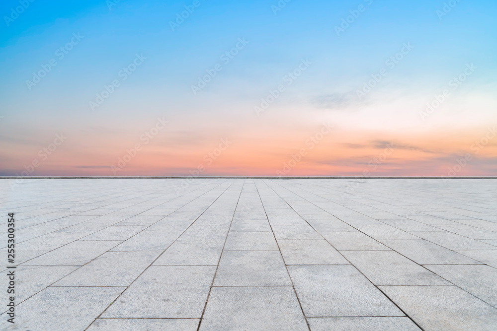 空旷的方形瓷砖和美丽的天空风景