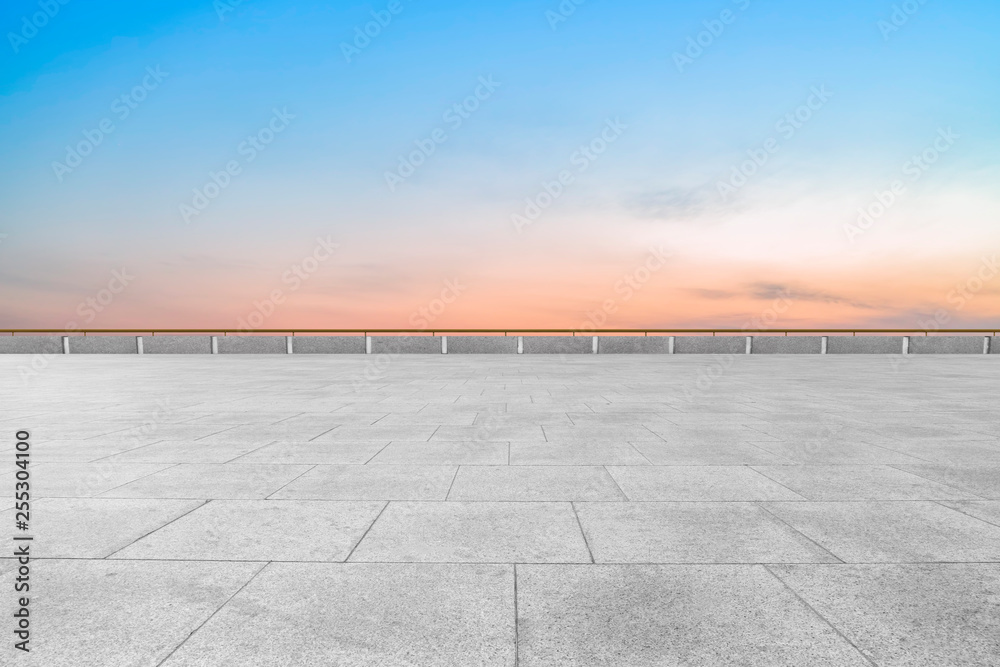 空旷的方形瓷砖和美丽的天空风景