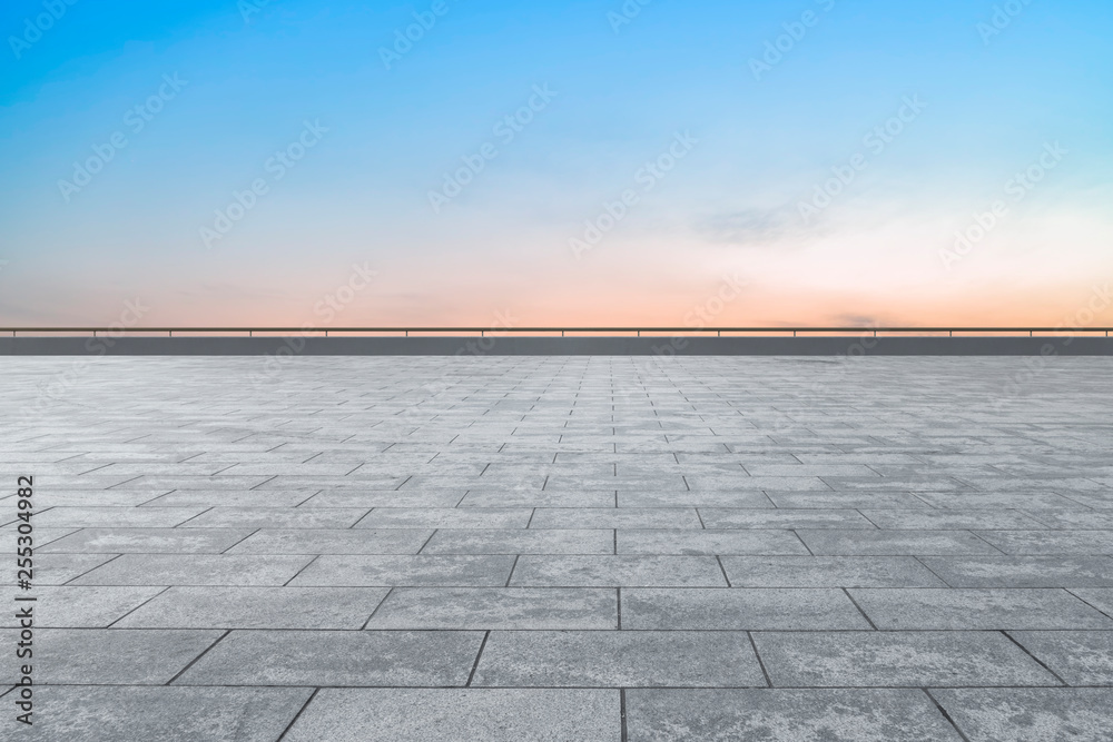 空旷的方形瓷砖和美丽的天空风景