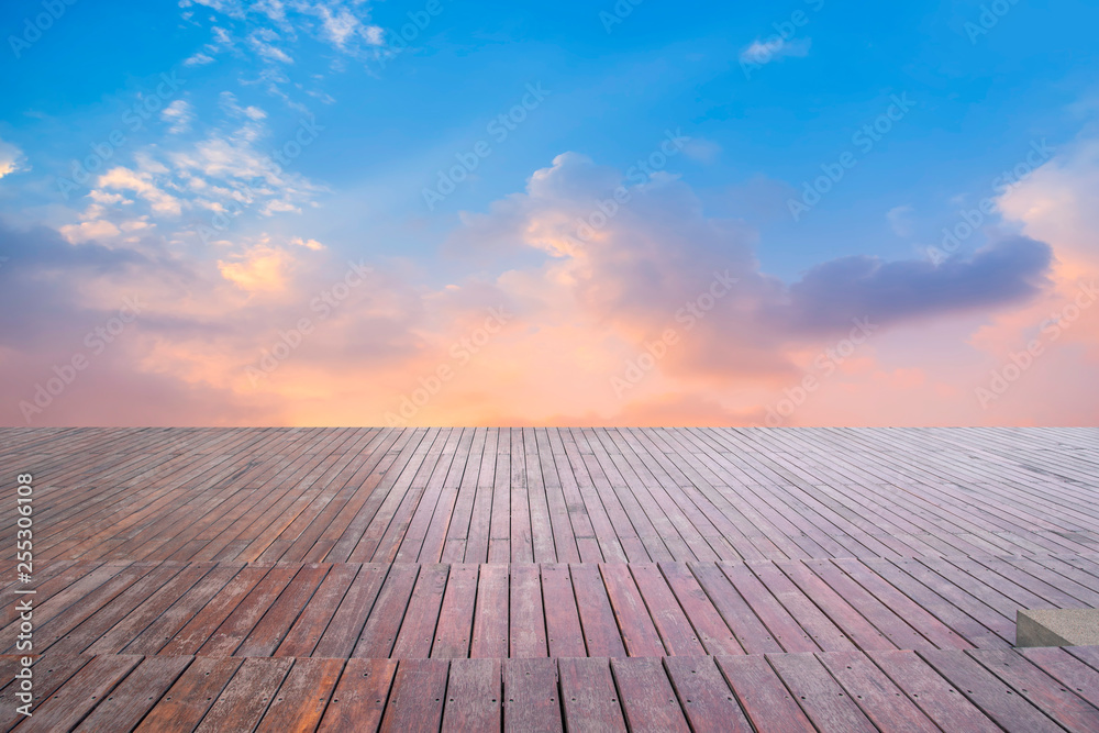 空旷的方形瓷砖和美丽的天空风景