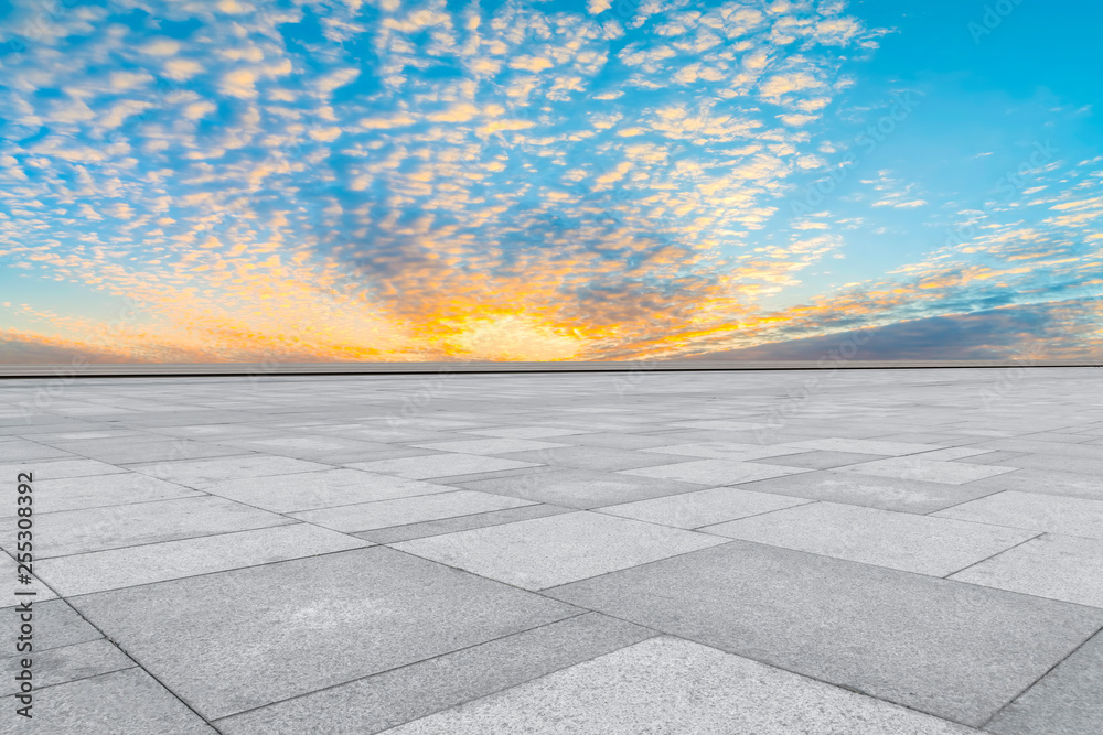 空旷的方形瓷砖和美丽的天空风景