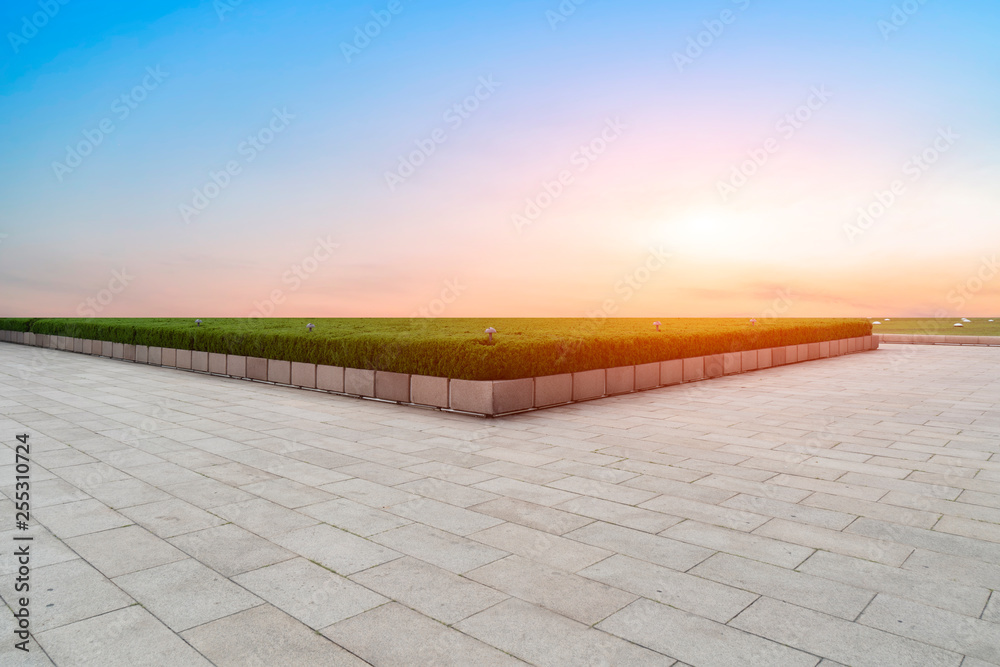 空旷的方形瓷砖和美丽的天空风景