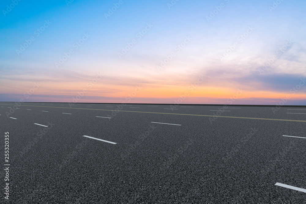 路面和天空云景观……