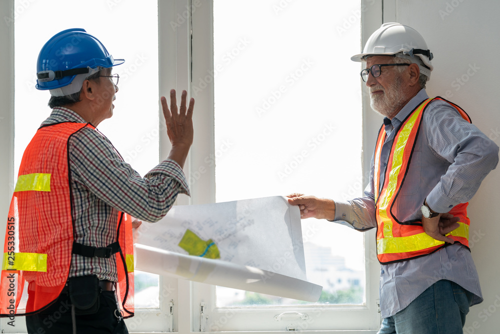 负责施工计划的高级工程师和建筑师。房屋建筑概念。